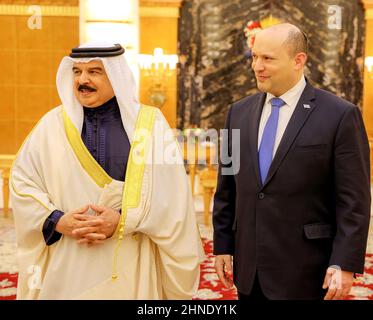 Manama, Bahreïn, le 15 février 2022. Le roi de Bahreïn Hamad bin Issa Al Khalifa (à gauche) reçoit le Premier ministre israélien Naftali Bennett, à Manama (Bahreïn), le 15 février 2022. Photo de Balkis Press/ABACAPRESS.COM Banque D'Images