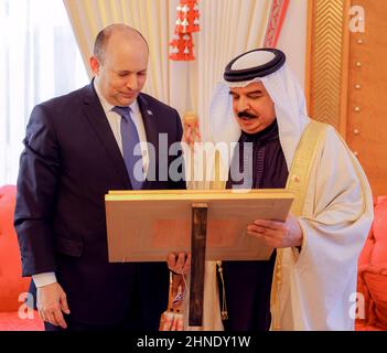 Manama, Bahreïn, le 15 février 2022. Le roi de Bahreïn Hamad bin Issa Al Khalifa (à droite) reçoit le Premier ministre israélien Naftali Bennett, à Manama (Bahreïn), le 15 février 2022. Photo de Balkis Press/ABACAPRESS.COM Banque D'Images