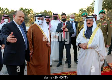 Manama, Bahreïn, le 15 février 2022. Le roi Hamad bin Issa Al Khalifa (à droite) et le prince héritier Salman bin Hamad Al Khalifa (au centre) du Bahreïn reçoivent le Premier ministre israélien Naftali Bennett, à Manama (Bahreïn), le 15 février 2022. Photo de Balkis Press/ABACAPRESS.COM Banque D'Images