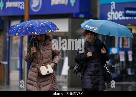 Les habitants du centre-ville de Dudley, dans les West Midlands, avant que Storm Dudley ne frappe de grandes parties du Royaume-Uni de mercredi soir à jeudi matin, suivi de près par Storm Eunice, qui apportera de forts vents et la possibilité de neige vendredi. Date de la photo: Mercredi 16 février 2022. Banque D'Images