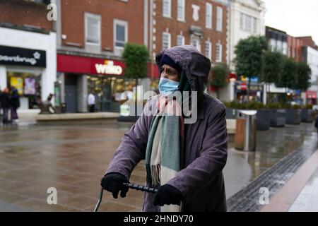 Les habitants du centre-ville de Dudley, dans les West Midlands, avant que Storm Dudley ne frappe de grandes parties du Royaume-Uni de mercredi soir à jeudi matin, suivi de près par Storm Eunice, qui apportera de forts vents et la possibilité de neige vendredi. Date de la photo: Mercredi 16 février 2022. Banque D'Images