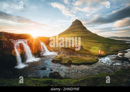 Un coucher de soleil épique avec la cascade Kirkjufellsfoss. Lieu Islande, Europe. Image pittoresque de l'attraction touristique. Destination de voyage de la plus populairement phot Banque D'Images