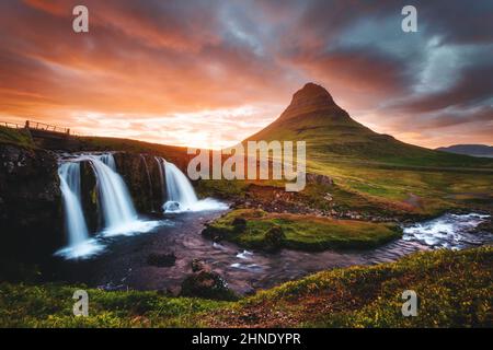 Un coucher de soleil épique avec la cascade Kirkjufellsfoss. Lieu Islande, Europe. Image pittoresque de l'attraction touristique. Destination de voyage de la plus populairement phot Banque D'Images