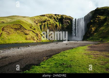 Vue incroyable sur les attractions touristiques populaires. Emplacement célèbre cascade de Skogafoss, rivière Skoga, Islande, Europe. Image pittoresque de magnifique paysage de nature landsc Banque D'Images