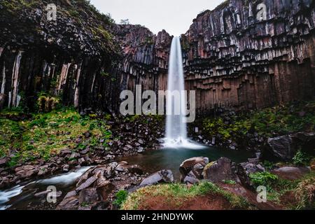 Vue imprenable sur la cascade Svartifoss. Image panoramique de la belle nature paysage. Attraction touristique populaire. Localisation Le parc national de Skaftafell, Vatna Banque D'Images