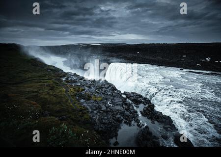 Vue spectaculaire sur la célèbre cascade de Dettifoss. Emplacement place Vatnajokull National Park, Jokulsa a Fjolum, Islande, Europe. Image pittoresque de la ville populaire Banque D'Images