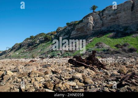 Le SS Dominator a couru à terre en dessous de Palos Verdes Estates dans le sud de la Californie en 1961 et a fait rouille depuis. Banque D'Images