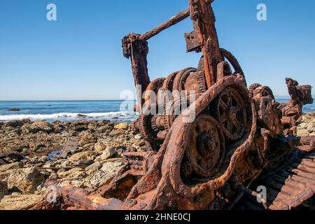Le SS Dominator a couru à terre en dessous de Palos Verdes Estates dans le sud de la Californie en 1961 et a fait rouille depuis. Banque D'Images