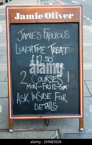 Ce restaurant est fermé en permanence. A Jamie Oliver Italian Restaurant Sign, George Square, Glasgow, Écosse, Royaume-Uni, Banque D'Images