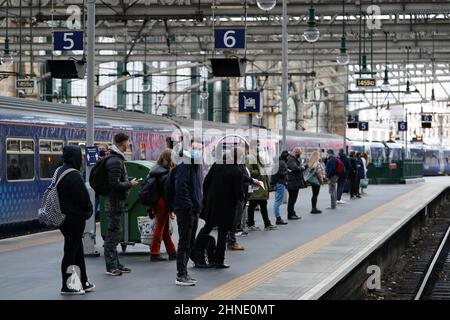 Les passagers qui attendent les derniers trains pour quitter la gare centrale de Glasgow avant que Storm Dudley n'atteigne le nord de l'Angleterre/sud de l'Écosse de mercredi soir à jeudi matin, suivis de près par Storm Eunice, qui apportera des vents violents et la possibilité de neige vendredi. Date de la photo: Mercredi 16 février 2022. Banque D'Images