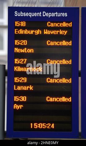 Un panneau de départs montrant des trains annulés à la gare centrale de Glasgow avant que Storm Dudley ne atteigne le nord de l'Angleterre/sud de l'Écosse de mercredi soir à jeudi matin, suivi de Storm Eunice, qui apportera de forts vents et la possibilité de neige vendredi. Date de la photo: Mercredi 16 février 2022. Banque D'Images