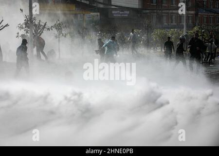 Katmandou, Népal. 16th févr. 2022. La police anti-émeute utilise le canon à eau pour disperser les manifestants lors d'une manifestation à Katmandou. Différents partis politiques ailes de jeunes s'opposent à la police népalaise en dehors du Parlement fédéral pour protester contre le pacte du compte du Millénaire Népal (MCA-Népal) avec Millennium Challenge Corporation (MCC), une AIDE américaine à Katmandou. Crédit : SOPA Images Limited/Alamy Live News Banque D'Images