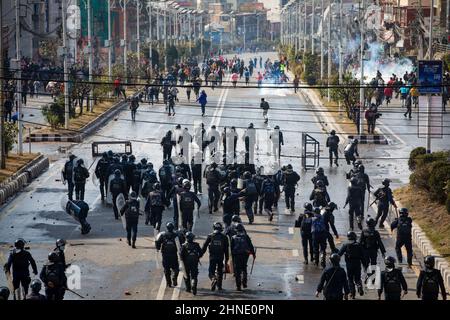 Katmandou, Népal. 16th févr. 2022. Différents partis politiques ailes de jeunes s'opposent à la police népalaise en dehors du Parlement fédéral pour protester contre le pacte du compte du Millénaire Népal (MCA-Népal) avec Millennium Challenge Corporation (MCC), une AIDE américaine à Katmandou. Crédit : SOPA Images Limited/Alamy Live News Banque D'Images