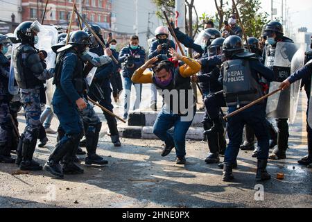 Katmandou, Népal. 16th févr. 2022. Des policiers anti-émeutes népalais ont battu des manifestants lors d'une manifestation à Katmandou. Différents partis politiques ailes de jeunes s'opposent à la police népalaise en dehors du Parlement fédéral pour protester contre le pacte du compte du Millénaire Népal (MCA-Népal) avec Millennium Challenge Corporation (MCC), une AIDE américaine à Katmandou. Crédit : SOPA Images Limited/Alamy Live News Banque D'Images