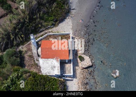 Chapelle balnéaire d'Agios Nikolaos près des villages de Skala et Paramonas dans la région de Meliteieis sur la rive ouest de l'île de Corfou, Iles Ioniennes, Grèce Banque D'Images