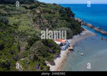 Chapelle balnéaire d'Agios Nikolaos près des villages de Skala et Paramonas dans la région de Meliteieis sur la rive ouest de l'île de Corfou, Iles Ioniennes, Grèce Banque D'Images