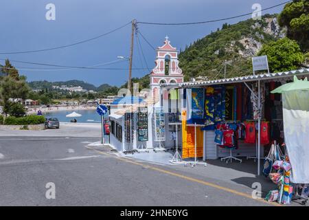 Clocher de la chapelle Saint Spyridon à Palaiokastritsa célèbre station balnéaire sur l'île grecque de Corfou Banque D'Images