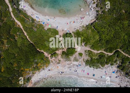 Vue sur Porto Timoni et Limni Beach - célèbre double plage près du village d'Afionas sur l'île grecque de Corfou Banque D'Images