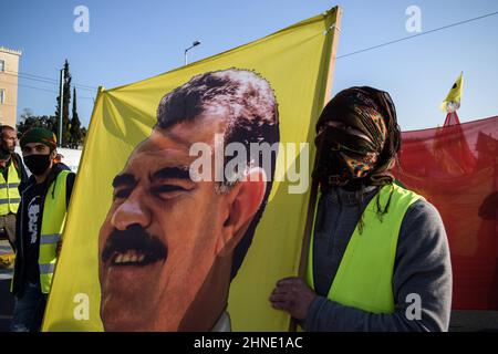 Les militants kurdes marchent au centre de la capitale grecque, qui détient des drapeaux kurdes. Des dizaines d'activistes kurdes ont organisé une marche de protestation de 42 kilomètres entre le village historique de Marathon à Attica et l'ambassade de Turquie à Athènes, en branlant des drapeaux et en criant des slogans tels que « Freedom for Ocalan ». Le 15 février 1999 : la Turquie, avec l'aide des États-Unis, a pris le dirigeant révolutionnaire kurde, Abdullah Öcalan, captif au Kenya. Öcalan était en route de l'ambassade grecque à l'aéroport et est resté emprisonné depuis. (Photo par Dimitris Aspiotis/Pacific Press/Sipa USA) Banque D'Images