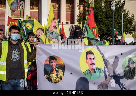 Les militants kurdes marchent au centre de la capitale grecque, qui détient des drapeaux kurdes. Des dizaines d'activistes kurdes ont organisé une marche de protestation de 42 kilomètres entre le village historique de Marathon à Attica et l'ambassade de Turquie à Athènes, en branlant des drapeaux et en criant des slogans tels que « Freedom for Ocalan ». Le 15 février 1999 : la Turquie, avec l'aide des États-Unis, a pris le dirigeant révolutionnaire kurde, Abdullah Öcalan, captif au Kenya. Öcalan était en route de l'ambassade grecque à l'aéroport et est resté emprisonné depuis. (Photo par Dimitris Aspiotis/Pacific Press/Sipa USA) Banque D'Images