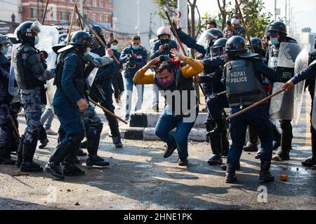 Katmandou, Népal. 16th févr. 2022. Des policiers anti-émeutes népalais ont battu des manifestants lors d'une manifestation à Katmandou. Différents partis politiques ailes de jeunes s'opposent à la police népalaise en dehors du Parlement fédéral pour protester contre le pacte du compte du Millénaire Népal (MCA-Népal) avec Millennium Challenge Corporation (MCC), une AIDE américaine à Katmandou. (Photo de Prabin Ranabhat/SOPA Images/Sipa USA) crédit: SIPA USA/Alay Live News Banque D'Images