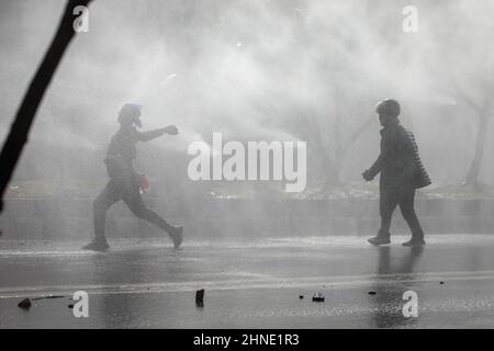 Katmandou, Népal. 16th févr. 2022. Des manifestants hurle des briques et des pierres à la police anti-émeute lors d'une manifestation à Katmandou. Différents partis politiques ailes de jeunes s'opposent à la police népalaise en dehors du Parlement fédéral pour protester contre le pacte du compte du Millénaire Népal (MCA-Népal) avec Millennium Challenge Corporation (MCC), une AIDE américaine à Katmandou. (Photo de Prabin Ranabhat/SOPA Images/Sipa USA) crédit: SIPA USA/Alay Live News Banque D'Images
