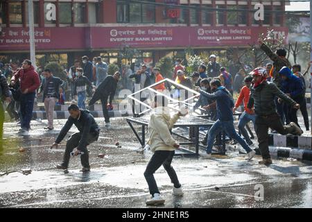 Katmandou, Népal. 16th févr. 2022. Des manifestants hurle des briques et des pierres à la police anti-émeute lors d'une manifestation à Katmandou. Différents partis politiques ailes de jeunes s'opposent à la police népalaise en dehors du Parlement fédéral pour protester contre le pacte du compte du Millénaire Népal (MCA-Népal) avec Millennium Challenge Corporation (MCC), une AIDE américaine à Katmandou. (Photo de Prabin Ranabhat/SOPA Images/Sipa USA) crédit: SIPA USA/Alay Live News Banque D'Images