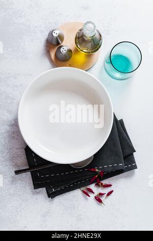 un ensemble de plats de bol de bouddha vides sur une table blanche Banque D'Images