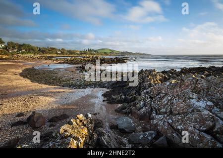 Plage et côte rocheuse sur Solway Firth, Rockcliffe, Dalbeattie, Dumfries et Galloway, Écosse, Royaume-Uni, Europe Banque D'Images