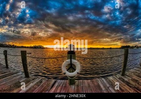 Coucher de soleil au lac Sumter atterrissage dans les villages, Floride - Fisheye View Banque D'Images