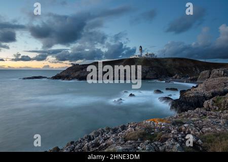 Phare de Killantringan sur Black Head et côte rocheuse au crépuscule, Portpatrick, Dumfries et Galloway, Écosse, Royaume-Uni, Europe Banque D'Images