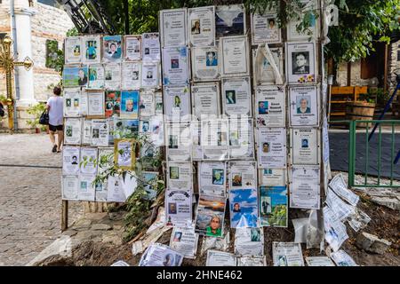 Notes nécrologiques en face de la Dormition de l'église Théotokos dans la station de Nesebar sur la côte de la mer Noire, située dans la province de Burgas, Bulgarie Banque D'Images