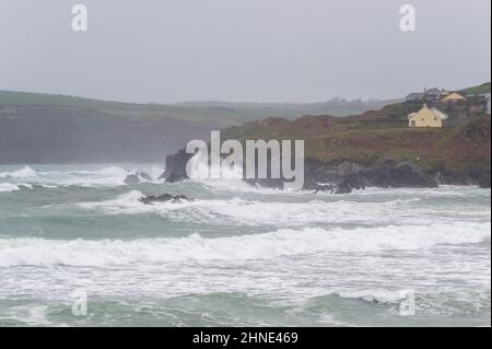 Owenahincha, West Cork, Irlande. 16th févr. 2022. Storm Dudley a frappé l'Irlande aujourd'hui avec 65KMH vents et rafales de jusqu'à 110KMH. Owenahincha a pris un pieu de vagues énormes. Crédit : AG News/Alay Live News Banque D'Images