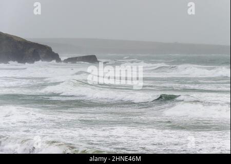 Owenahincha, West Cork, Irlande. 16th févr. 2022. Storm Dudley a frappé l'Irlande aujourd'hui avec 65KMH vents et rafales de jusqu'à 110KMH. Owenahincha a pris un pieu de vagues énormes. Crédit : AG News/Alay Live News Banque D'Images