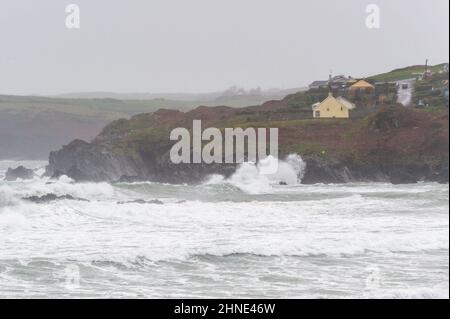 Owenahincha, West Cork, Irlande. 16th févr. 2022. Storm Dudley a frappé l'Irlande aujourd'hui avec 65KMH vents et rafales de jusqu'à 110KMH. Owenahincha a pris un pieu de vagues énormes. Crédit : AG News/Alay Live News Banque D'Images