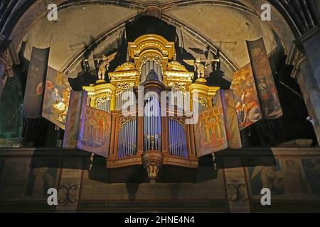 Maastricht, pays-Bas - février 9. 2022: Vue à angle bas sur l'ancien orgue sous le dôme de l'église catholique romane Basiliek van onze-Lieve-Vrouw-te Banque D'Images