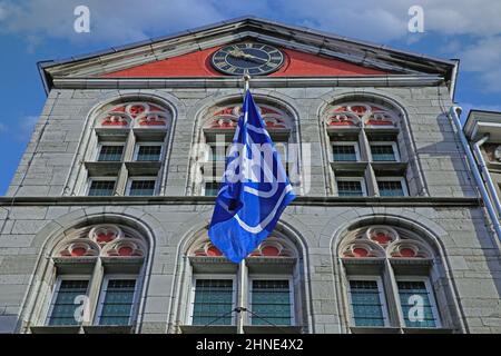 Maastricht, pays-Bas - février 9. 2022: Vue à angle bas sur la façade de l'ancien bâtiment du centre d'accueil hollandais, horloge, drapeau de VVV office de tourisme agai Banque D'Images