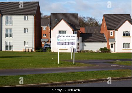 Grand panneau à l'entrée d'un nouveau domaine indiquant "des maisons neuves disponibles par le biais de la propriété partagée Banque D'Images