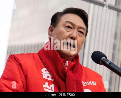 Séoul, Corée du Sud. 15th févr. 2022. Le candidat à la présidence sud-coréen Yoon Suk-yeol du Parti du pouvoir du peuple, s'exprime lors d'une campagne électorale présidentielle sur la place Cheonggye à Séoul, en Corée du Sud, le 15 février 2022. Les candidats ont lancé la campagne officielle mardi pour l'élection présidentielle sud-coréenne du 9 mars. (Photo de Lee Young-ho/Sipa USA) crédit: SIPA USA/Alay Live News Banque D'Images