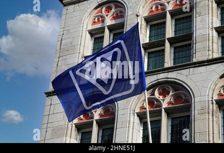 Maastricht, pays-Bas - février 9. 2022: Vue sur la façade de la vieille maison avec fenêtres du centre d'accueil avec logo de néerlandais VVV informations touristiques contre Banque D'Images