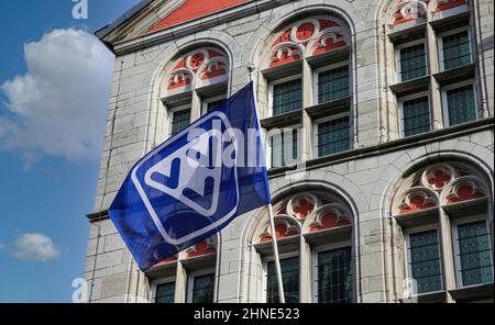 Maastricht, pays-Bas - février 9. 2022: Vue sur la façade de la vieille maison avec fenêtres du centre d'accueil avec logo de néerlandais VVV informations touristiques contre Banque D'Images