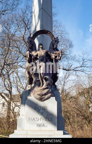 Figures sculptées en bronze, deux chevaux d'élevage et un jeune homme, au sommet d'une base en granit blanc sur le monument de la bataille de Nashville. Banque D'Images