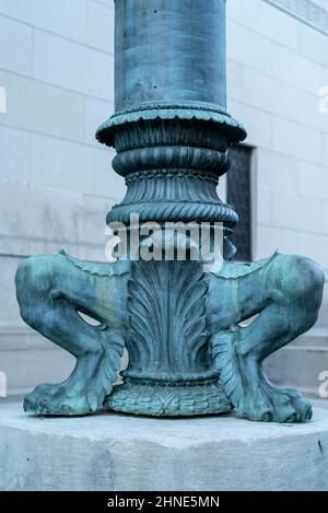 Deux pattes et pattes d'un Lin à la base d'un mât de drapeau devant le Grand Lodge du Tennessee des Masons libres et acceptés. Banque D'Images