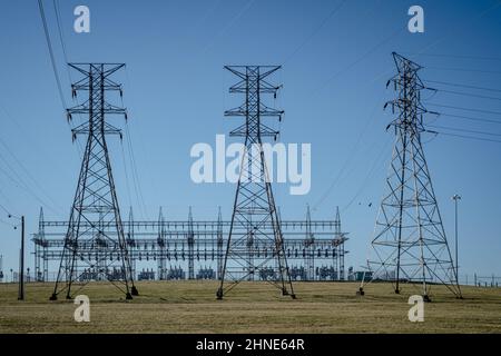 De grandes tours de transmission d'électricité contrôlent l'énergie hydroélectrique à Hendersonville, Tennessee. Banque D'Images