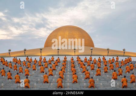 Bangkok, Thaïlande. 16th févr. 2022. Les moines bouddhistes prient lors de la journée Makha Bucha au Wat Phra Dammakaya à Bangkok, en Thaïlande. 1000 moines participent à la cérémonie et éclairent des dizaines de milliers de bougies. (Image de crédit : © Andre Malerba/ZUMA Press Wire) Banque D'Images