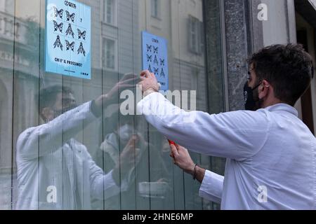 Turin, Italie. 16th févr. 2022. Des militants de la rébellion s'élèvent devant le département de l'Environnement pour dénoncer l'inertie de la région Piémont face à la crise climatique. Credit: MLBARIONA/Alamy Live News Banque D'Images