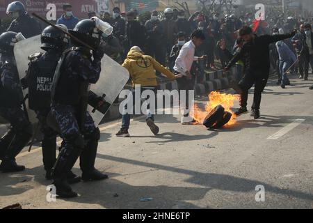 Katmandou, Népal. 16th févr. 2022. Les manifestants népalais s'opposent à une proposition d'octroi d'un demi-milliard de dollars américains pour le Népal, lors d'un affrontement avec la police à l'extérieur du Parlement à Katmandou, au Népal, le mercredi 16 février 2022. La proposition devait être présentée au Parlement mercredi pour approbation, mais elle a été reportée en raison d'un désaccord entre les partis politiques. (Image de crédit : © Dipen Shrestha/ZUMA Press Wire) Banque D'Images