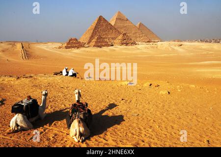 Les pyramides égyptiennes sont d'anciennes structures de maçonnerie situées en Égypte. Banque D'Images