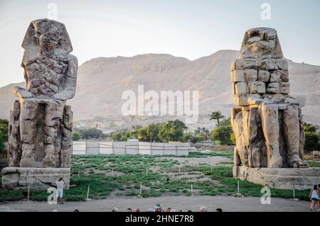 Les Colossi de Memnon (aussi connu sous le nom d'el-Colossat ou d'el-Salamat) sont deux statues monumentales représentant Amenhotep III (1386-1353 BCE) Banque D'Images