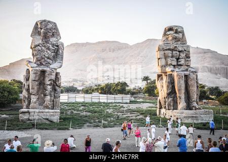 Les Colossi de Memnon (aussi connu sous le nom d'el-Colossat ou d'el-Salamat) sont deux statues monumentales représentant Amenhotep III (1386-1353 BCE) Banque D'Images